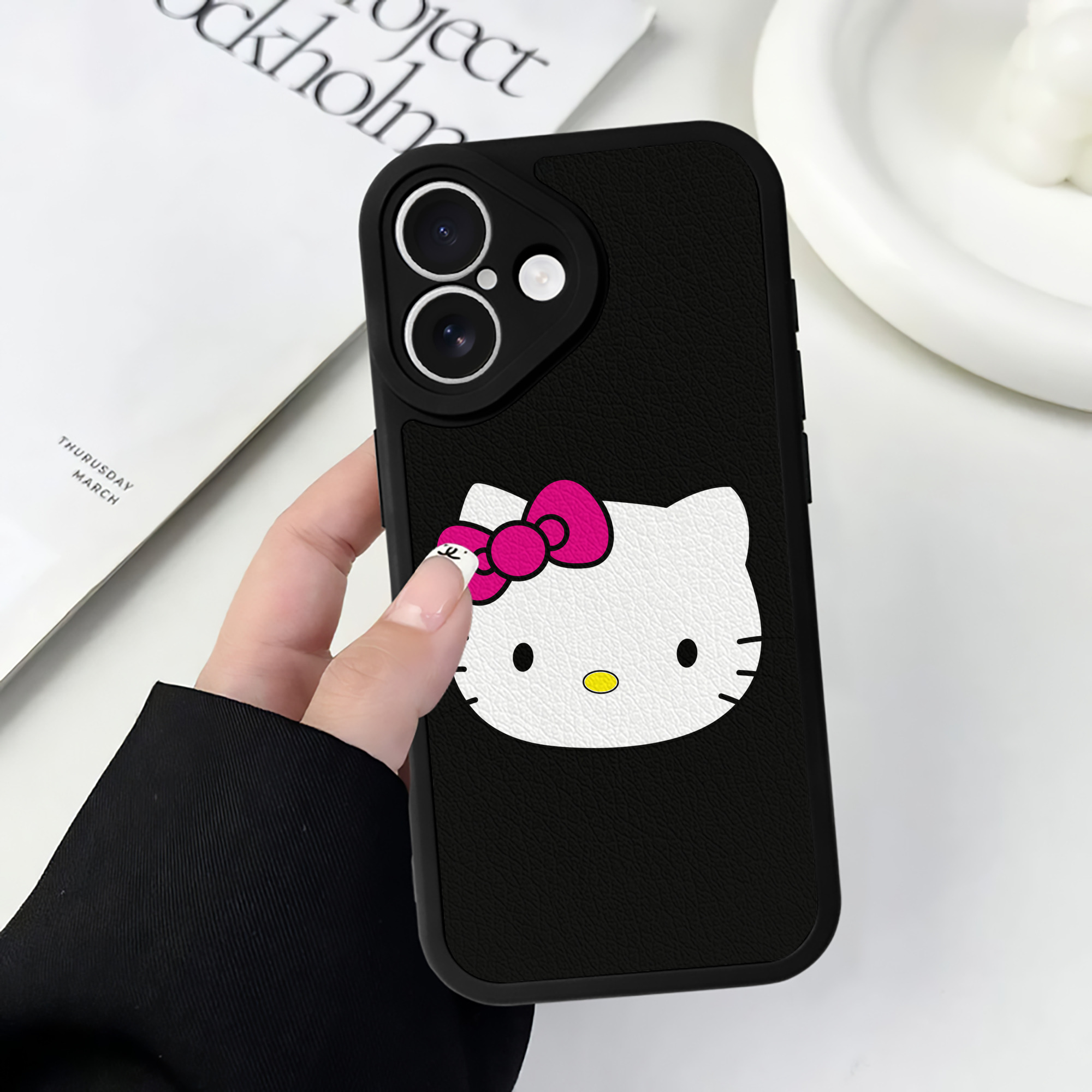 （画像用） Hello Kitty ハローキティ 【iPhone 16シリーズ対応】シリコンスマホケース（レザー調） 材質：シリコン